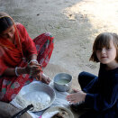 Kronprinsfamilen på reise: Prinsesse Ingrid Alexandra lager indisk brød saman med en kvinne i Rajastan, India (Foto: Det kongelige hoff) 